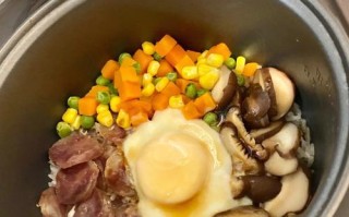 熏肉香肠煲仔饭的制作（香浓肉味与米饭的完美结合，掌握这些技巧让你成为饭桶大佬）