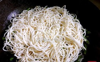 商洛焖面，暖胃暖心暖身的美味佳肴（以面皮入口，滋味浓郁回味悠长——商洛焖面的制作方法及口感评价）
