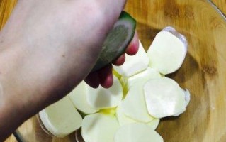 以糖浸柠檬，让生活更有味道（做法简单，口感清新，还有丰富的用途！）
