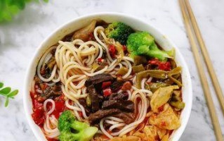 香辣牛杂粉的制作方法（一步步教你做一碗美味的牛杂粉）