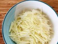 万能馅料，用油搭配更佳（以万能拌馅菜根油的做法为例，让你的家常菜更有味道）