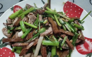 茼蒿炒茶干，营养美味的家常小菜（用茼蒿为主料，教你如何炒出美味的茶干菜）