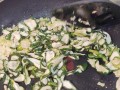 美味可口的肉末黄瓜钱的做法（快速简单的家常菜谱，轻松做出肉香四溢的黄瓜钱）