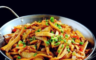 美食大赏——杏鲍菇炒肥肠（美味佳肴，别样风味，挑战味蕾）