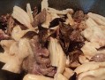 美味鸭肉焖莲藕的做法（营养丰富、口感鲜美的家常菜肴）