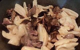 美味鸭肉焖莲藕的做法（营养丰富、口感鲜美的家常菜肴）