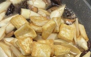 虾仁茭白炖豆腐，美味又营养（家庭厨房不可错过的一道汤菜）