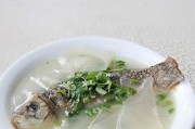 美味健康的蟹味鲫鱼汤（以鲜美鲫鱼为主材料，添加蟹味菇增添美味）