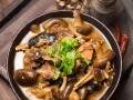 炖出美味的野蘑菇鸡汤（野蘑菇鸡汤，深入品尝土味的美食佳肴）
