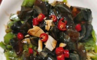 四川青椒皮蛋的做法（传统美食之味以青椒增色）