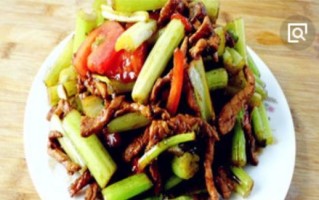 五花肉炒芹菜，美味健康好滋味（从选材到烹饪，手把手教你做一道美味又营养的五花肉炒芹菜）