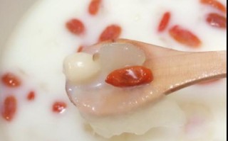 轻松学做银耳花生牛奶汤（口感丰富，食材简单易得，营养丰富，轻松自制）