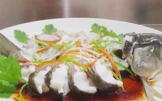 清蒸草鱼的做法（体验原汁原味的家常美食）
