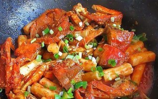 香辣梭子蟹炒年糕的制作方法（传统美食新变化，美味梭子蟹与年糕的完美融合）
