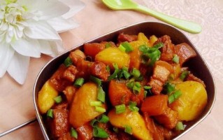 土豆闷红烧肉（美味可口，家常好味）