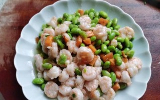 虾烧毛豆，鲜香可口的夏日小食（清热解暑，营养丰富的健康选择）