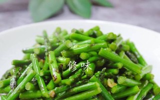 清炒芦笋的做法（简单易学，美味可口）