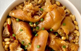 白果烧猪蹄，烤出鲜香美味（做法详解，轻松烹制；白果与猪蹄的完美组合，让你回味无穷）