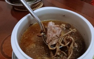 健康美味茶树菇无花果老鸭汤（让身体倍感舒爽，滋润味蕾享受）