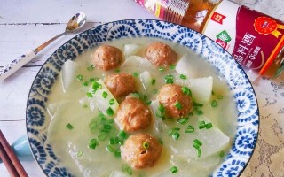 美味双鲜丸子汤，家常味道好滋味！（以小鲜肉和鲜美菇菌的清汤，营养可口让你乐开怀！）