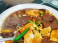 以猪血轧豆腐为主料的美食制作（一道口感香鲜、美味可口的传统美食）