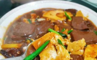 以猪血轧豆腐为主料的美食制作（一道口感香鲜、美味可口的传统美食）