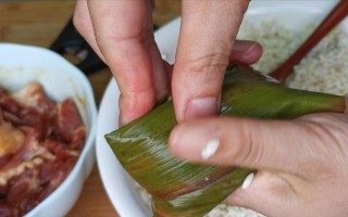 手把手教你做香肉粽（传统美食的味道，让你回味无穷）