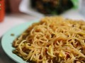 酸豆角米粉的制作方法（让你品尝到正宗广东美食的秘密）