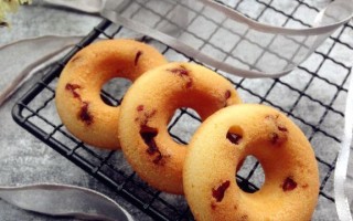用甜甜圈蛋糕制作甜点-糖霜甜甜圈蛋糕