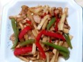 小笋炒肉的美食之旅（教你做出口感极佳的小笋炒肉）