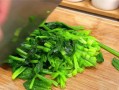 美味健康的咸蛋黄炒菠菜（一道简单易做的家常菜）