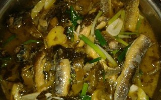 美味沙锅泥鳅的制作秘诀（传统美食）