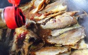 小黄鱼炖酒，美味慢炖的佳品（用纯正白酒炖出的小黄鱼，口感香醇、汁多肉嫩，别有一番风味。）