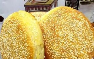 做香酥五香烧饼的秘诀（如何制作脆皮酥香的烧饼）