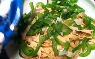 家常菜做法之青椒豆皮炒肉丝（做法简单易学，美味又营养，家庭厨艺不可缺的一道菜）