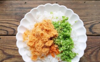 以蔬菜肉松饭团为主的营养午餐制作（健康美味轻松搭配，为您带来愉悦用餐体验）