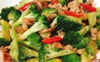 学会做小炒西兰花，轻松变身厨房达人（鲜嫩多汁的西兰花，热炒出香气四溢的美味佳肴）