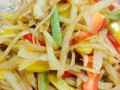 彩椒过油土豆条的做法（简单易学的家常菜谱）
