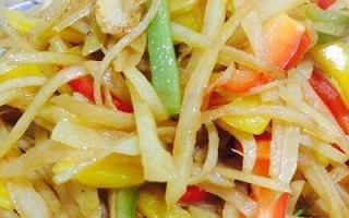 彩椒过油土豆条的做法（简单易学的家常菜谱）