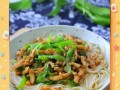 美味可口的孜然肉丝炒面（以孜然肉丝为主料，口感香辣鲜美的中式炒面）