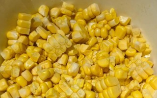 青椒玉米粒的做法（清爽美味，简单易学的家常菜）