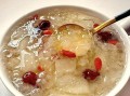 以雪耳红枣枸杞糖水为佳，温暖冬日寒意（雪耳红枣枸杞糖水的健康功效及制作方法）