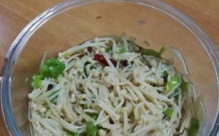 虾皮金针菇萝卜丝的做法（健康美味的下饭菜，一次上桌解决三种食材）