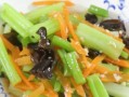 生拌芹菜的做法（健康美味又简单，让你爱上生拌芹菜）