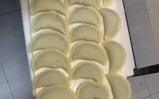 手工制作炸油角，味道香脆可口（传统美食的制作方法，让你更懂得品尝）