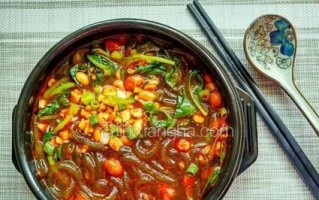 做肉糜酸辣粉的秘诀（教你如何在家做出道地的肉糜酸辣粉）