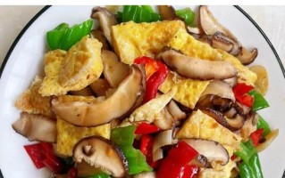 家常菜双椒炒香菇的做法（清爽口感香鲜味美油量减半双椒炒香菇）