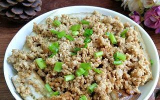 肉末烩蒸茄，口感鲜美（家常小炒，健康美味；茄子肉末相伴，鲜香入味）