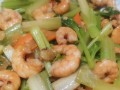 美味可口的虾仁炒瓜丁（以新鲜的虾仁和瓜为主要食材，营养丰富、味道鲜美）