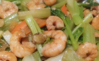 美味可口的虾仁炒瓜丁（以新鲜的虾仁和瓜为主要食材，营养丰富、味道鲜美）